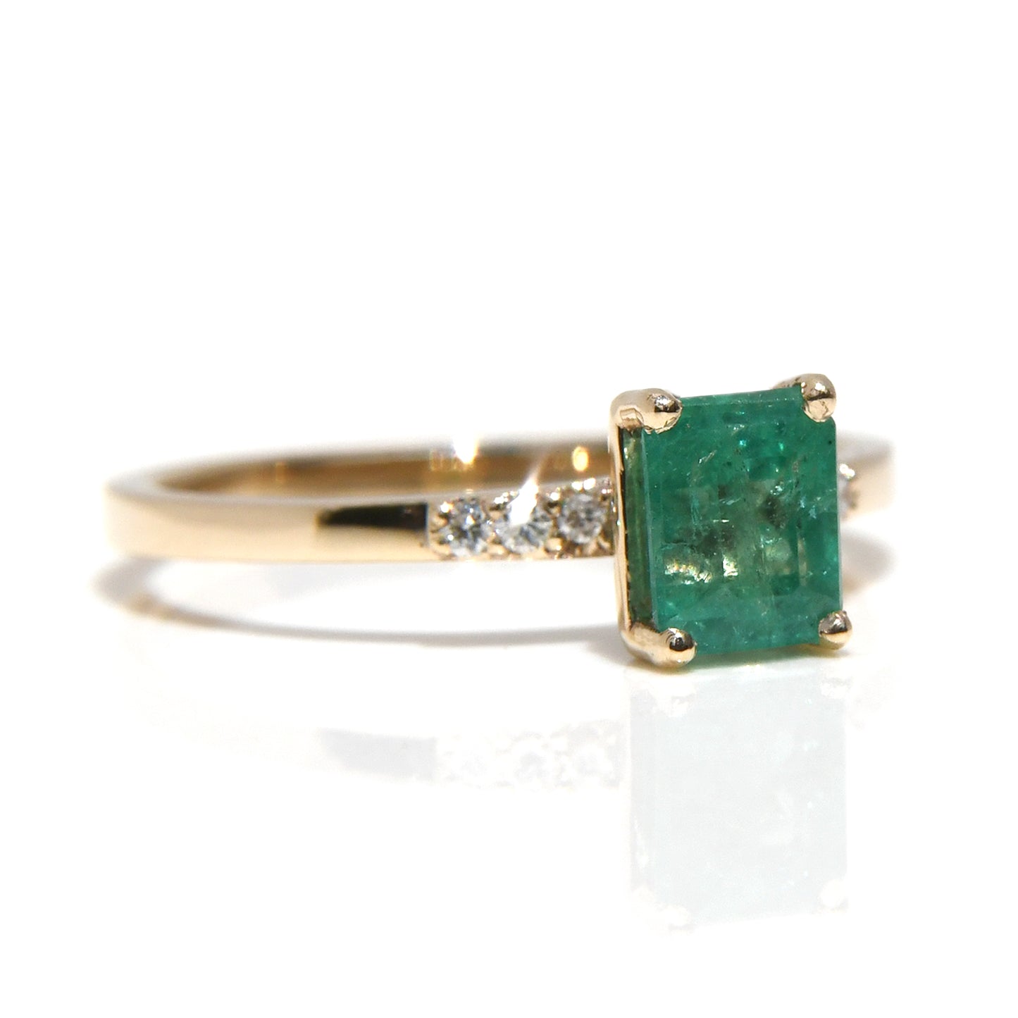 Anillo de Compromiso con Esmeralda de .95Cts y Diamantes