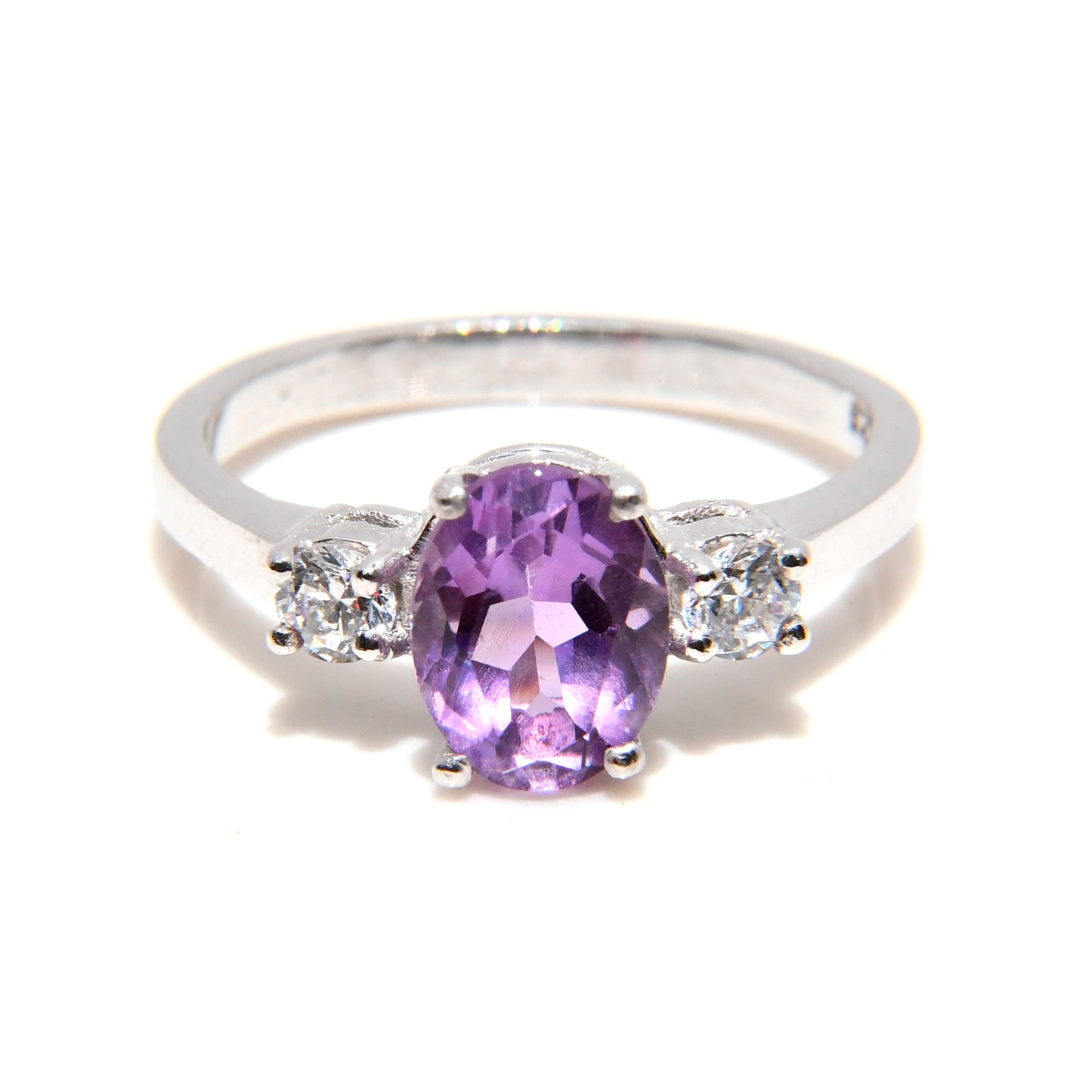 Anillo con Amatista Oval y 2 Diamantes