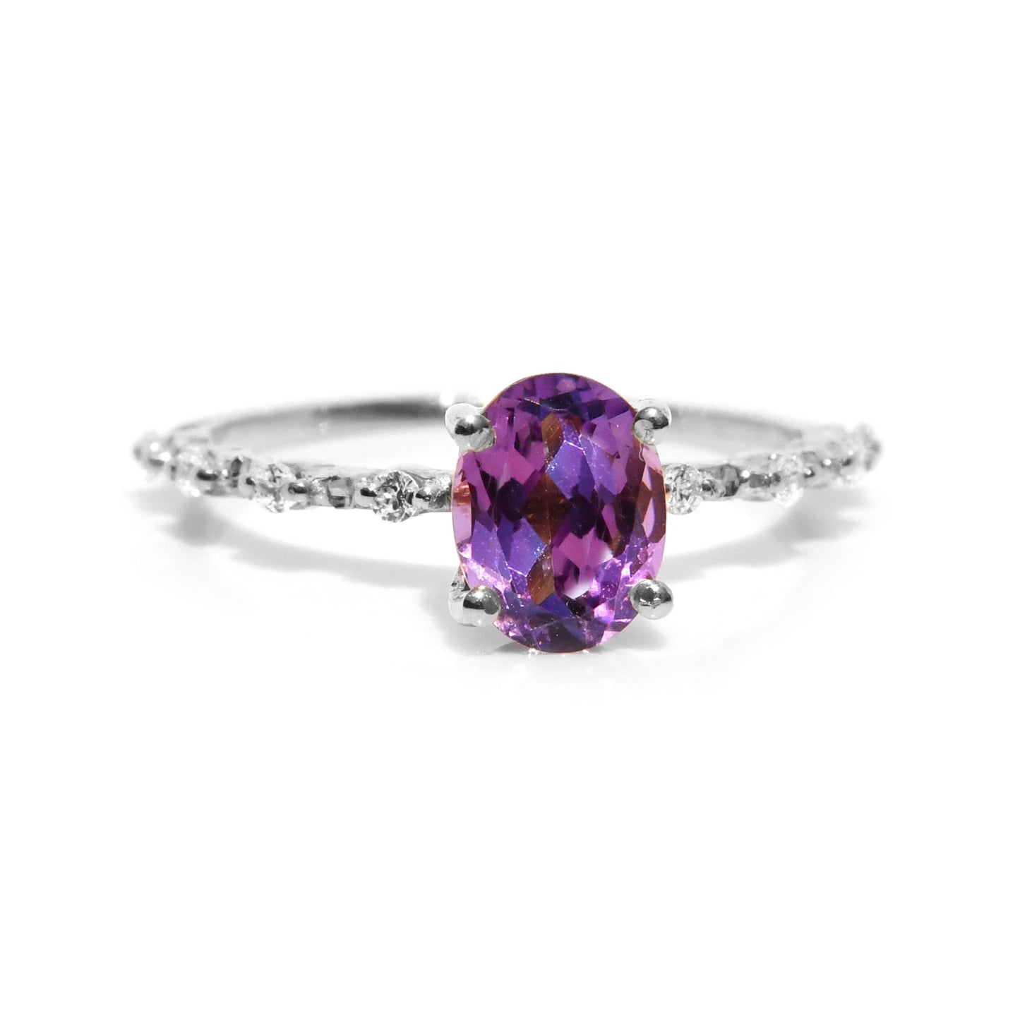 Anillo con Amatista corte Oval y 6 Diamantes