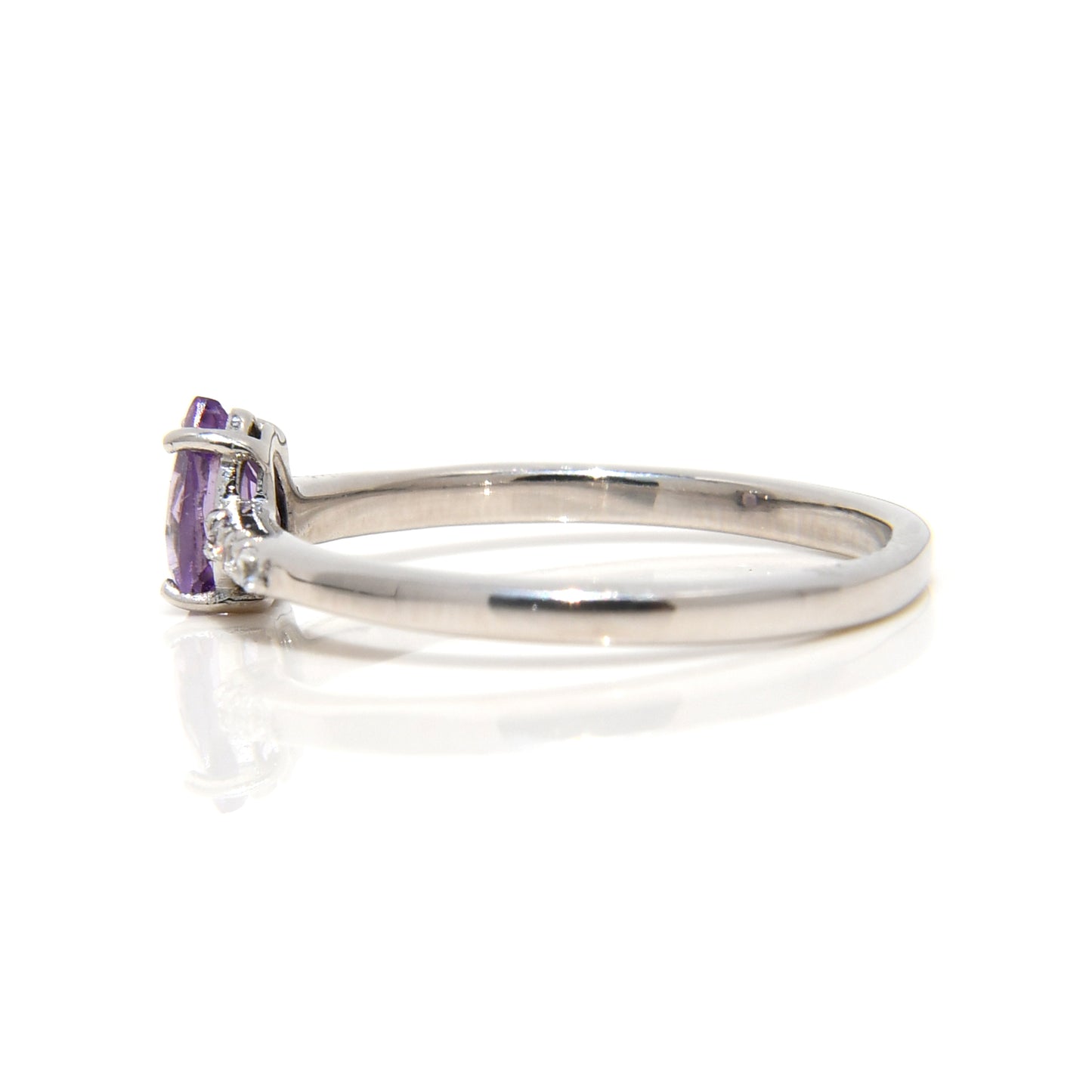 Anillo con Amatista Corte Pera y Diamantes