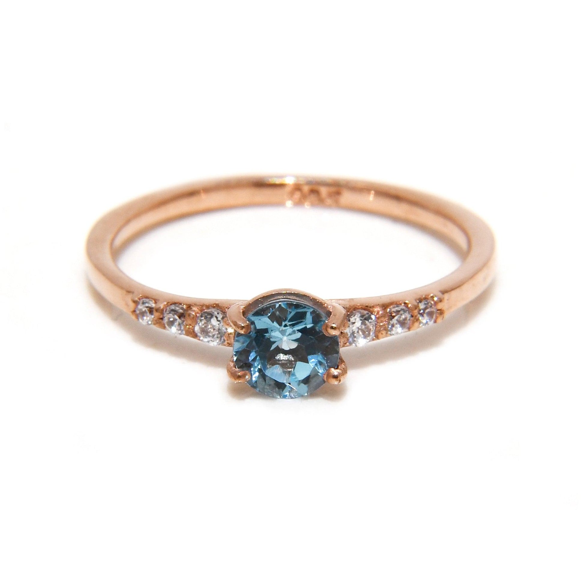 Anillo Alexa con Topacio Azul Circular y Diamantes - ALENNA JEWELS