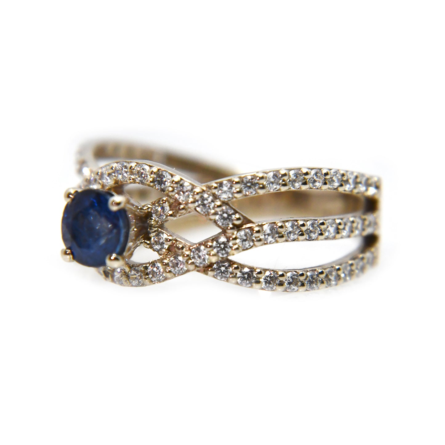 Anillo de Compromiso con Zafiro .70Cts y Moissanitas