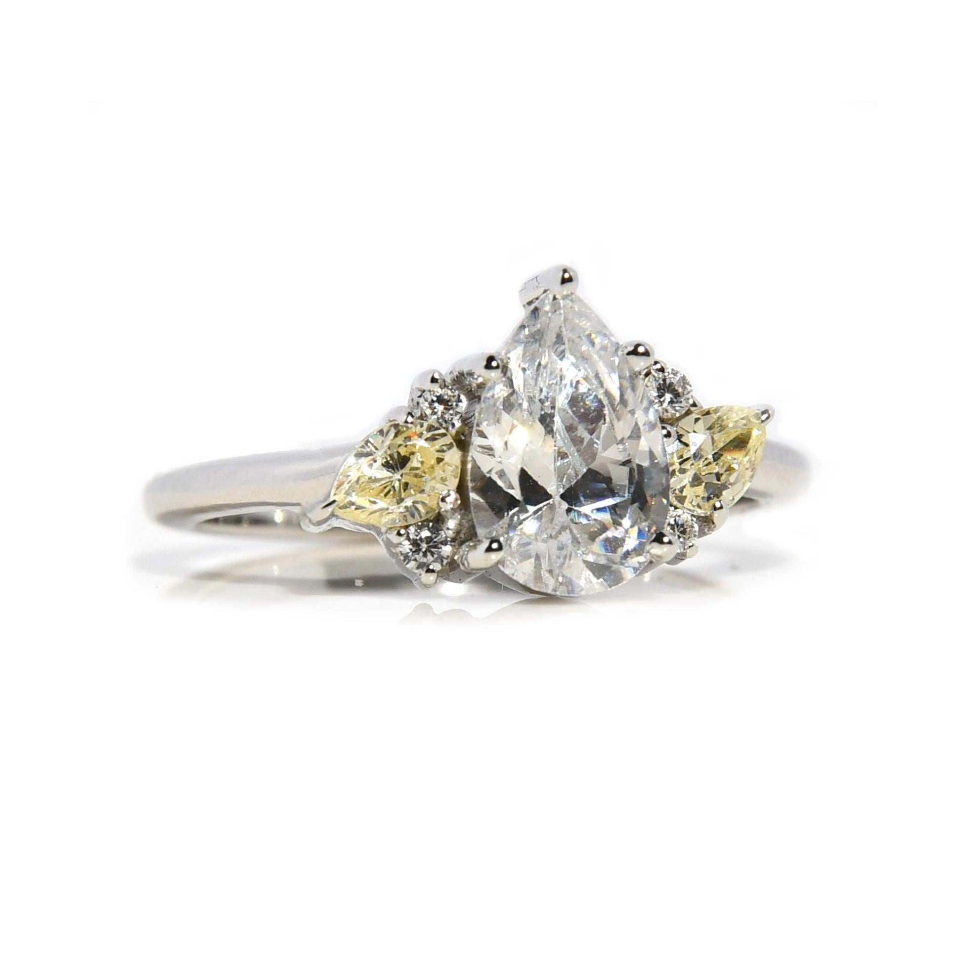 Anillo Anastasia con Moissanita Pera 1.5Cts - ALENNA JEWELS