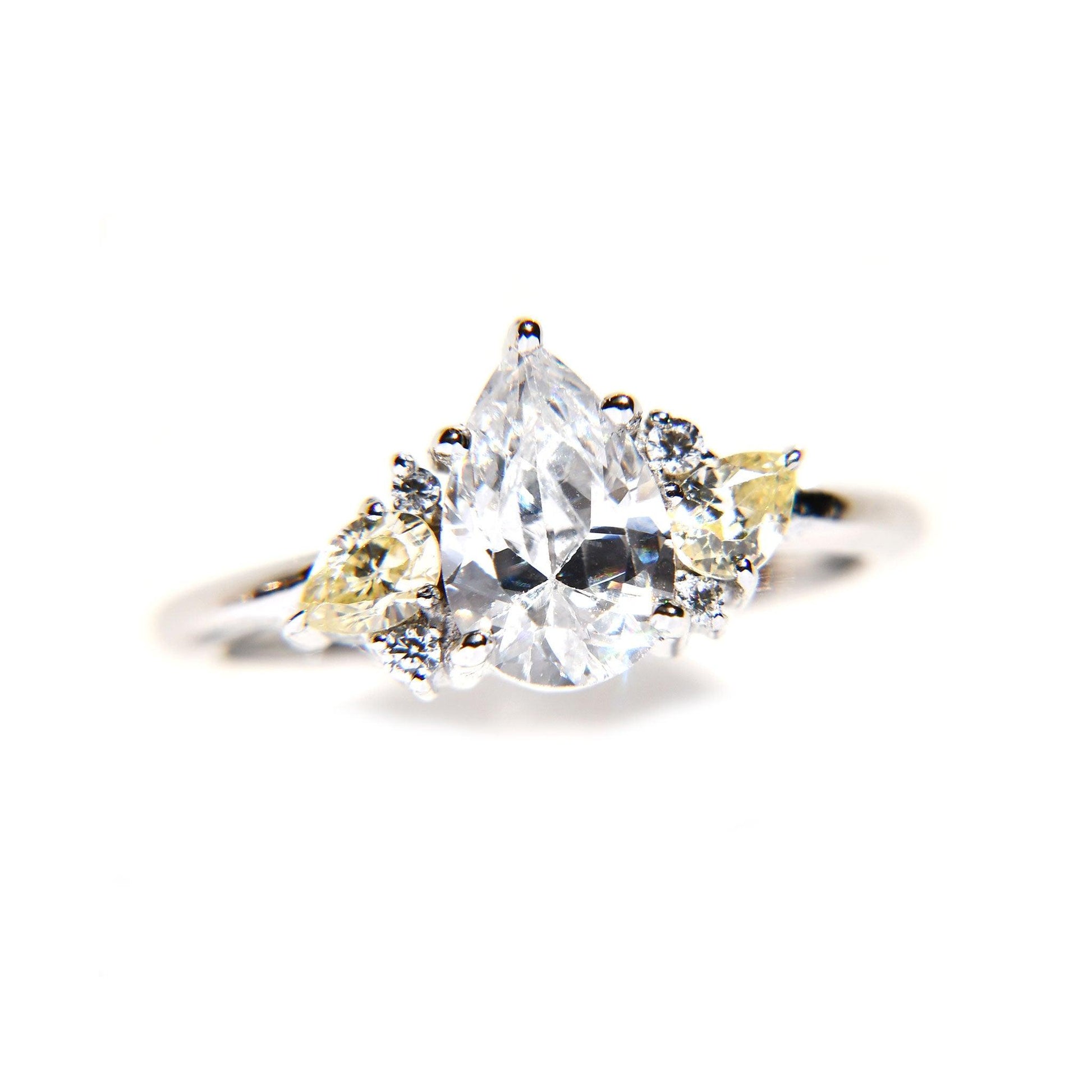 Anillo Anastasia con Moissanita Pera 1.5Cts - ALENNA JEWELS