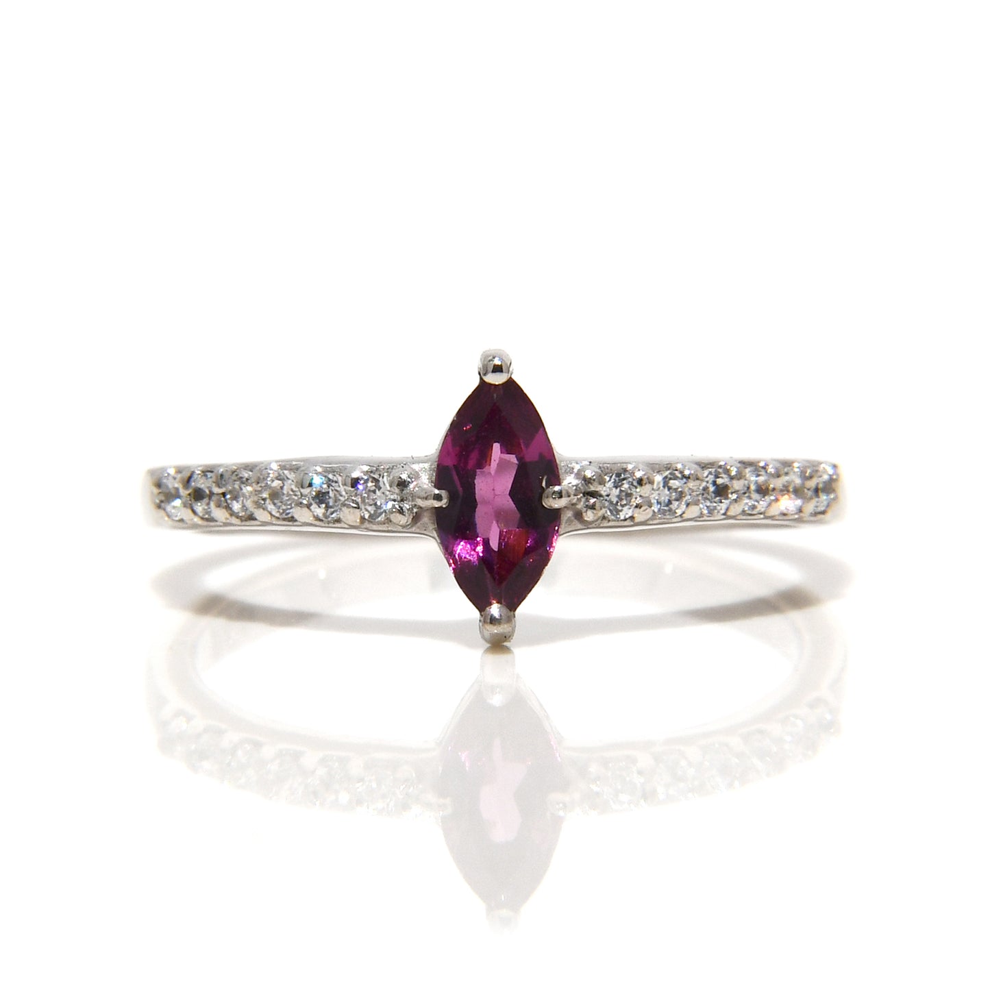 Anillo con Rodolita Marquise y 12 Diamantes