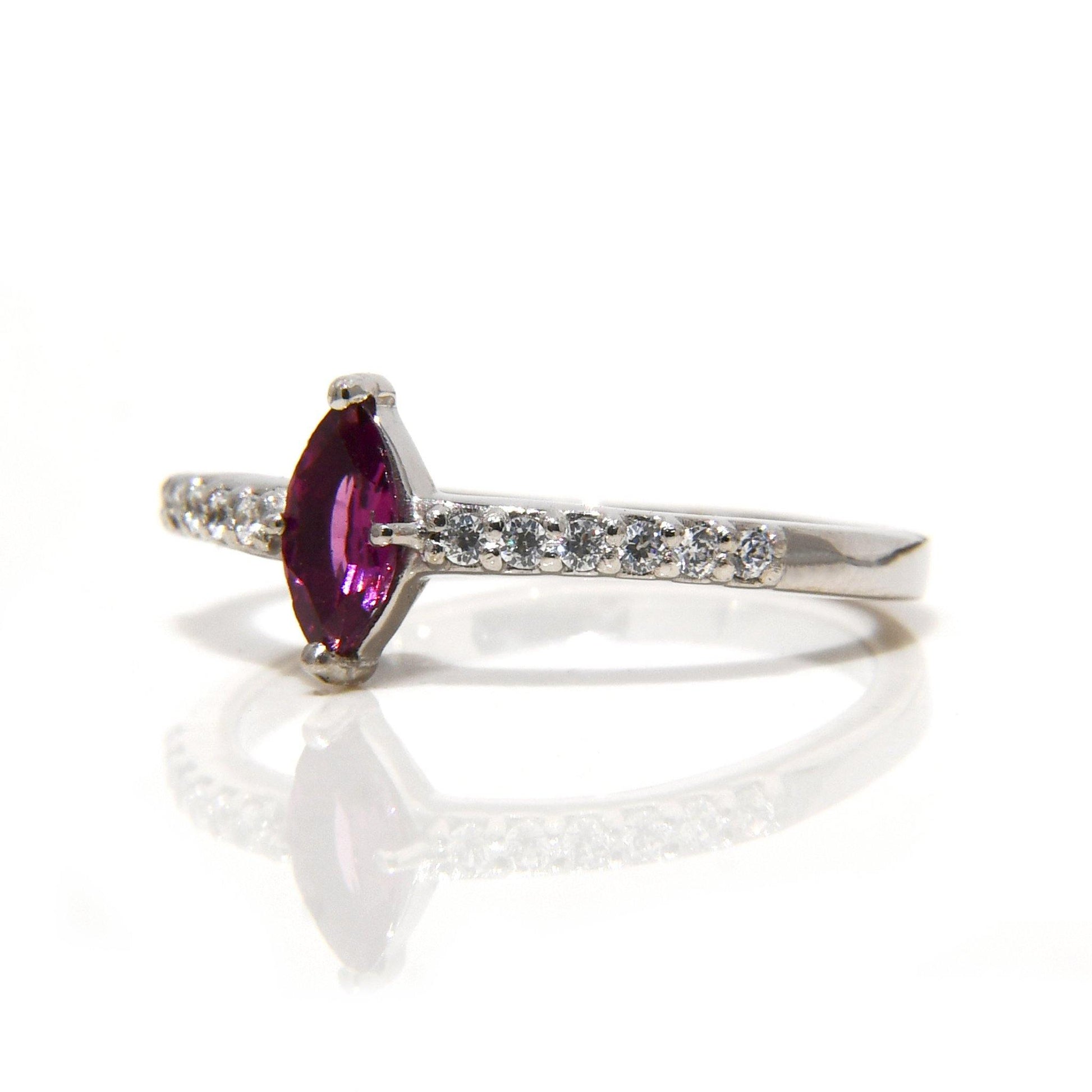 Anillo de Compromiso con Rodolita y 12 Diamantes - ALENNA JEWELS