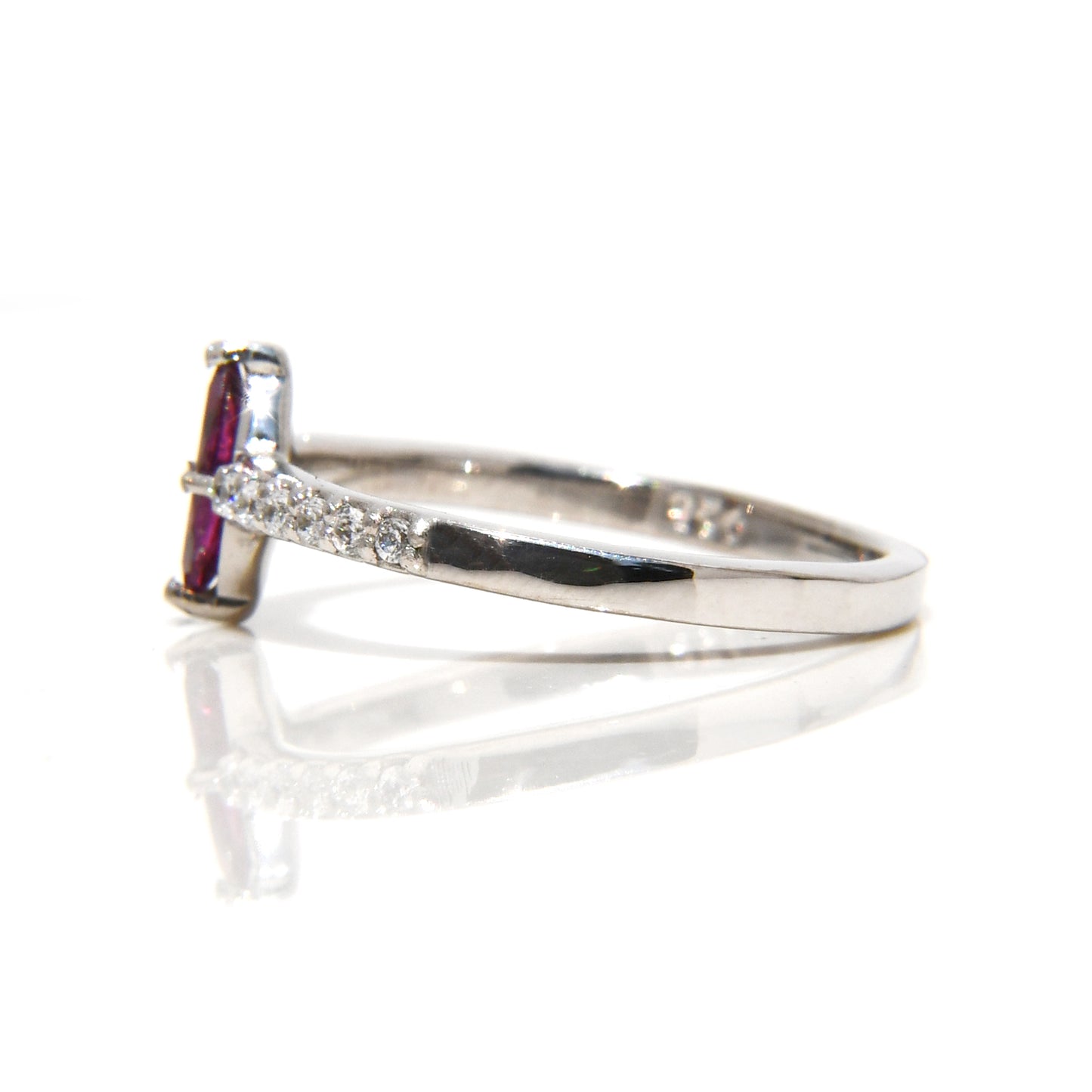 Anillo con Rodolita Marquise y 12 Diamantes