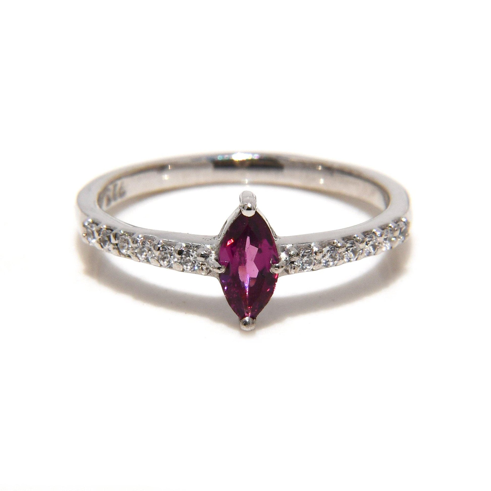 Anillo de Compromiso con Rodolita y 12 Diamantes - ALENNA JEWELS