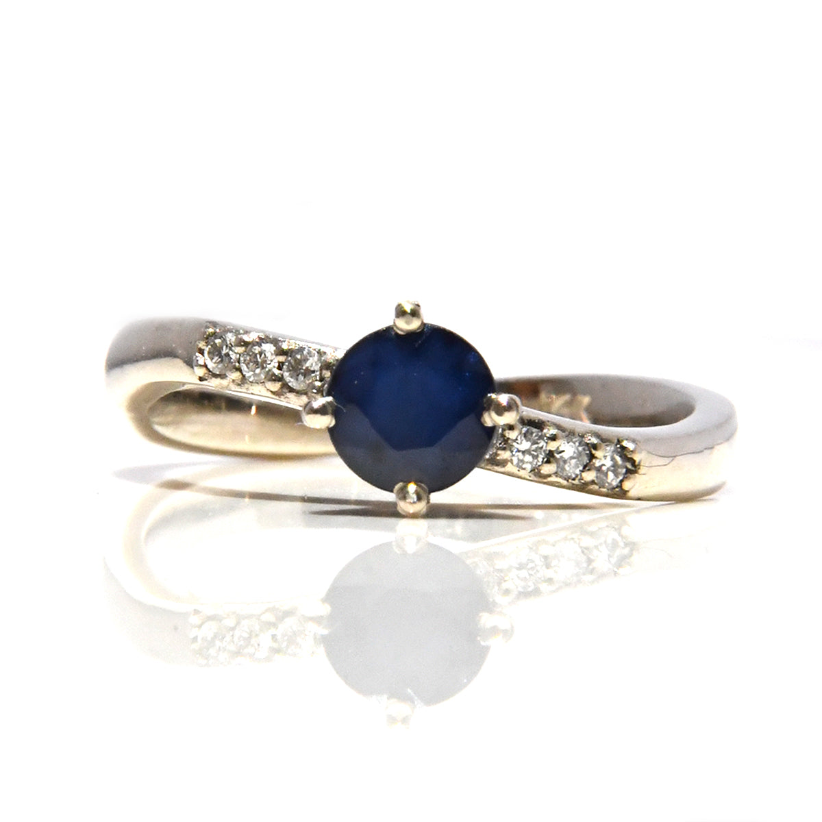 Anillo con Zafiro Redondo y 6 Diamantes