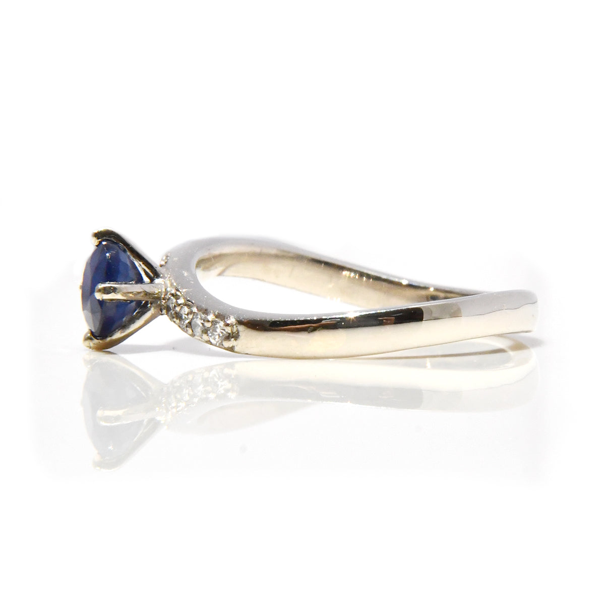 Anillo con Zafiro Redondo y 6 Diamantes