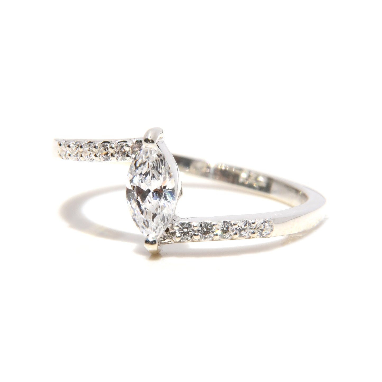 Anillo de Compromiso con Moissanita Marquise .70Cts