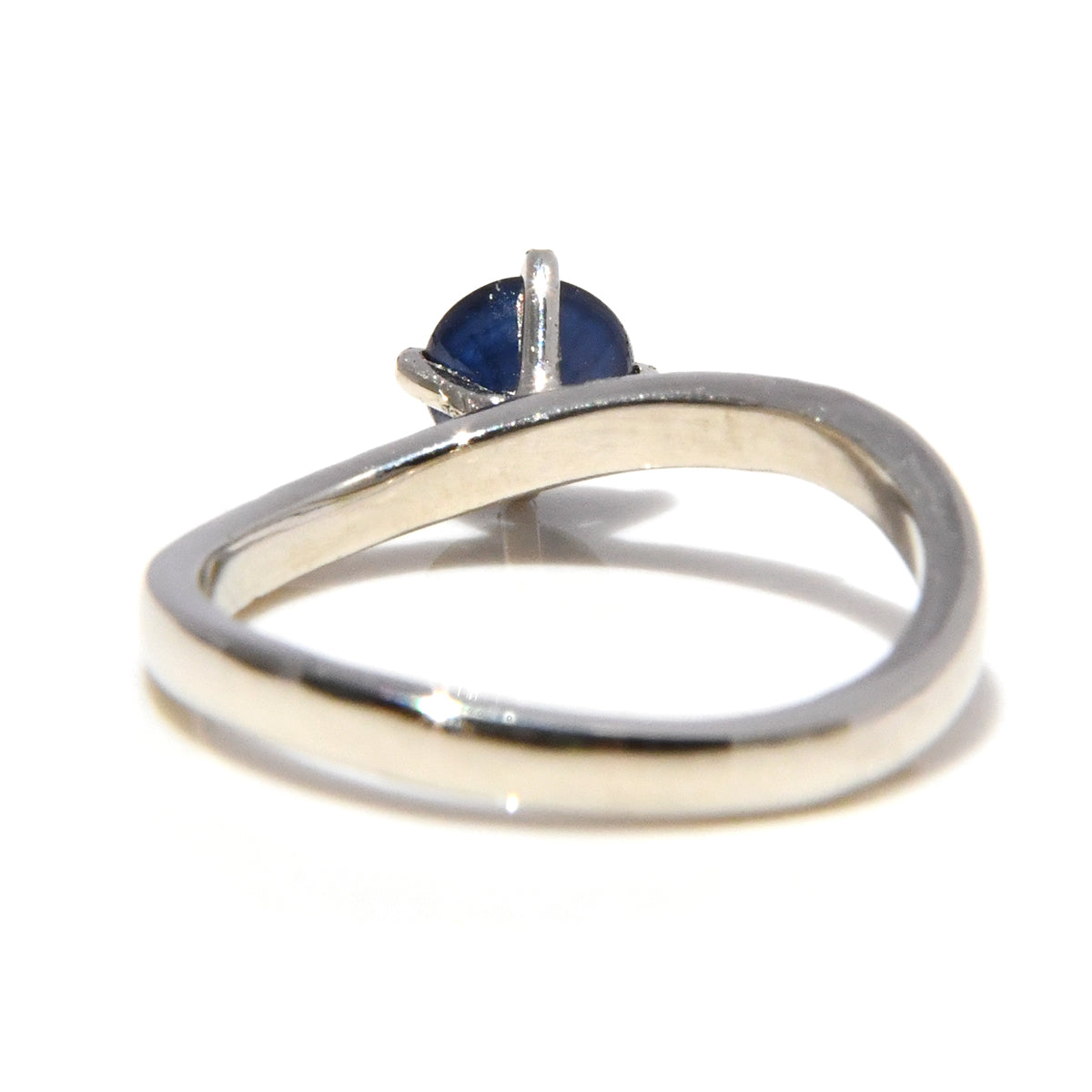 Anillo con Zafiro Redondo y 6 Diamantes
