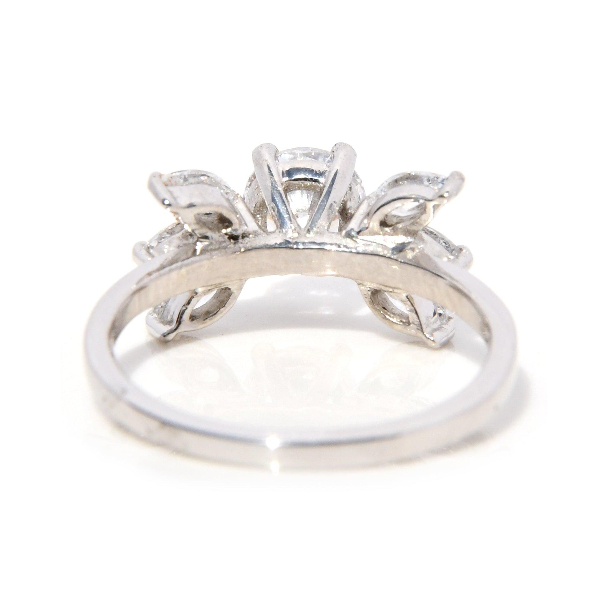 Anillo Arya con Moissanita .80Cts y Marquises de.20Cts - ALENNA JEWELS