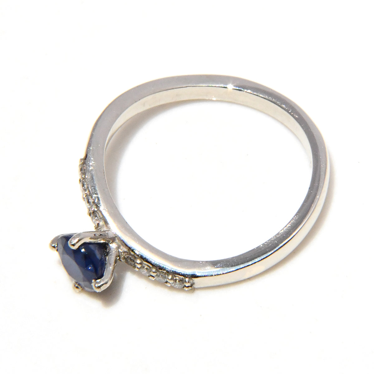 Anillo con Zafiro Redondo y 6 Diamantes