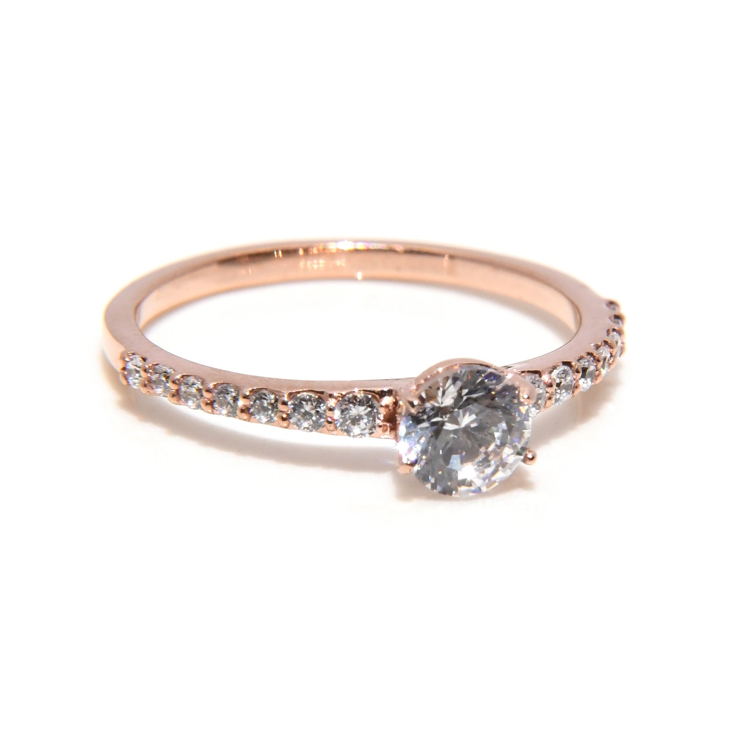 Anillo de Compromiso con Moissanita .50Cts y laterales .14Cts