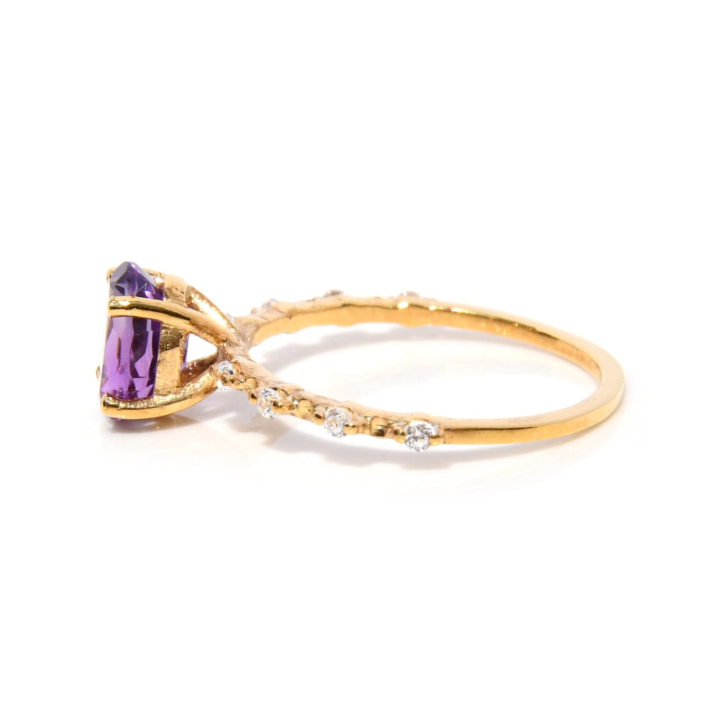 Anillo de Compromiso con Amatista Oval de .95cts y Diamantes