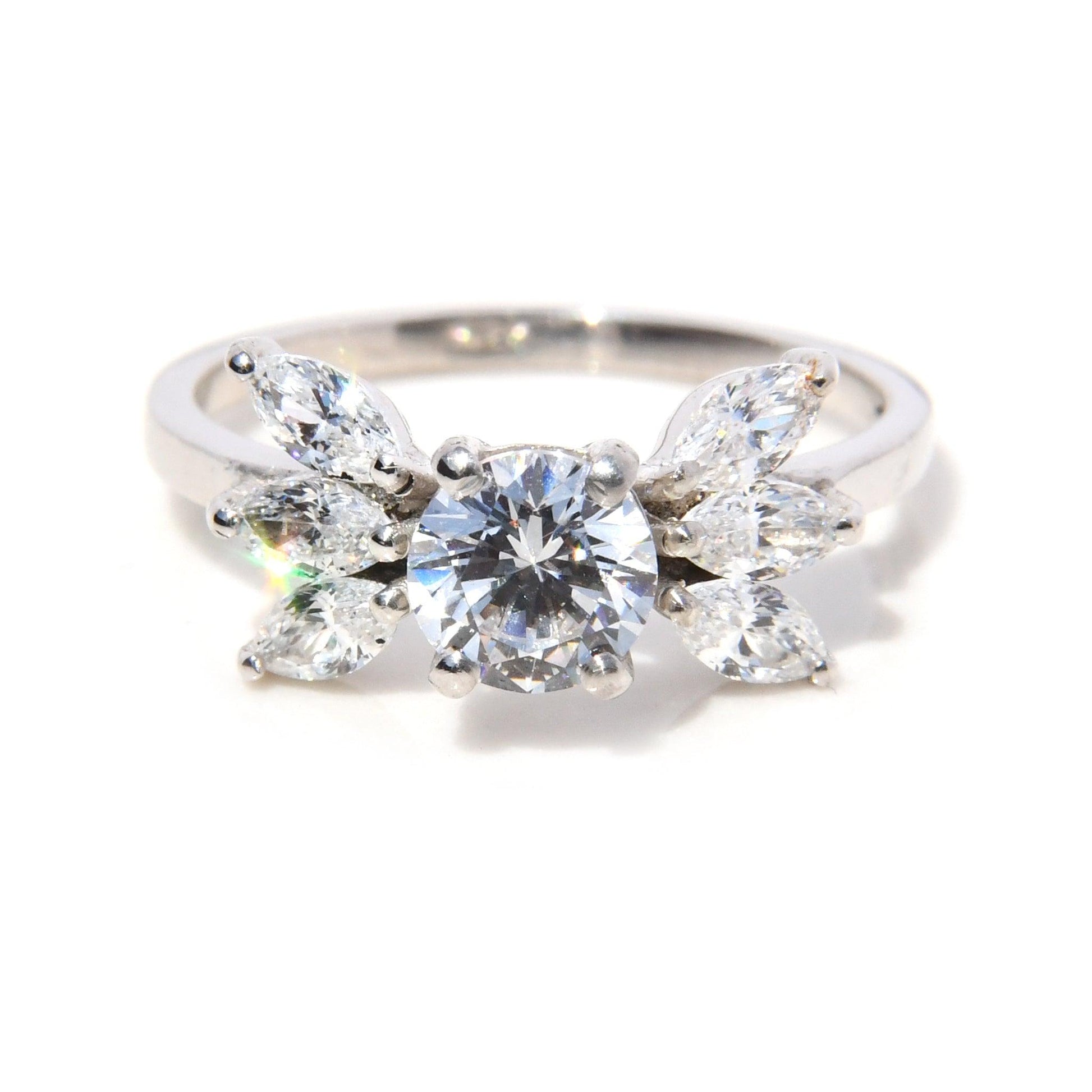 Anillo Arya con Moissanita .80Cts y Marquises de.20Cts - ALENNA JEWELS