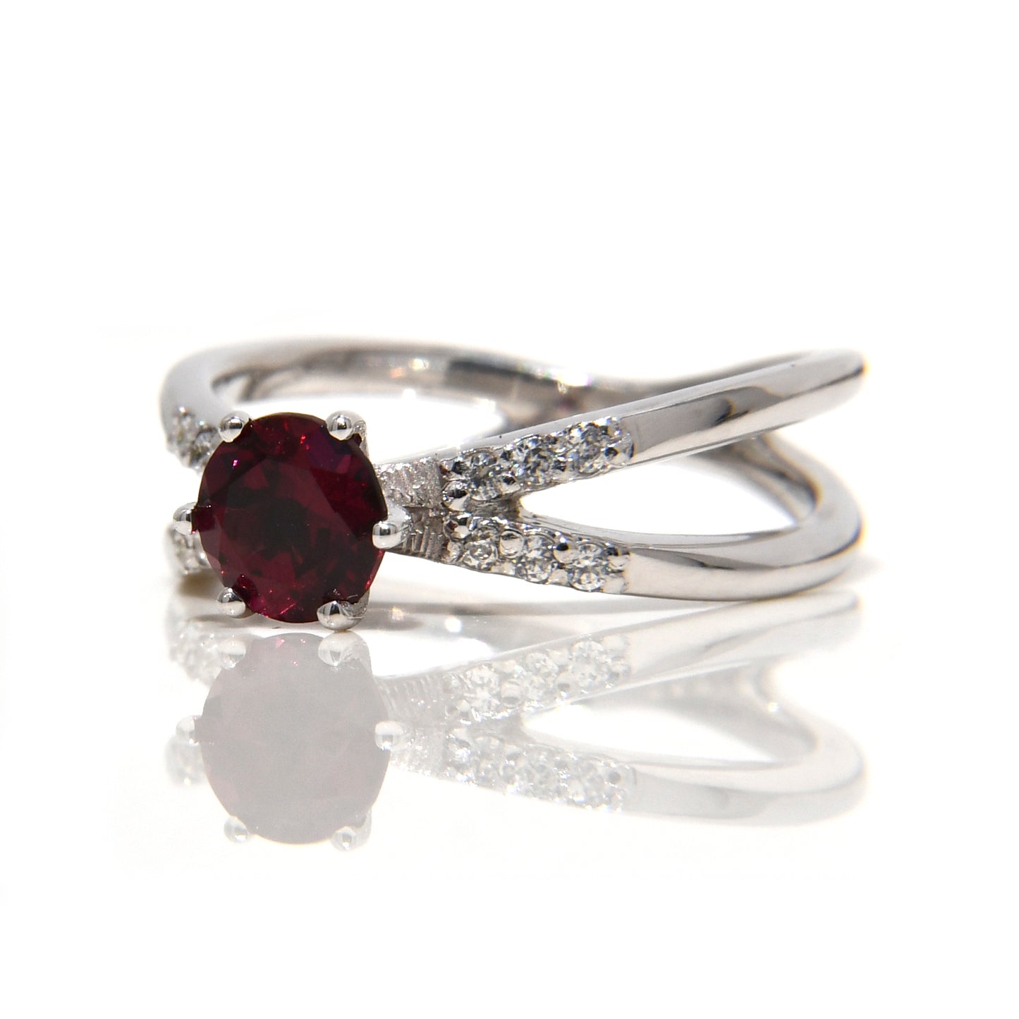 Anillo con Rodolita Redonda y 12 Diamantes