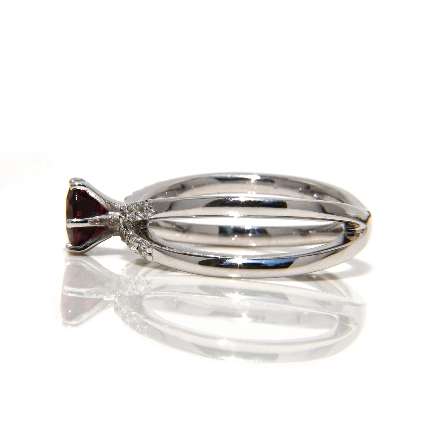 Anillo con Rodolita Redonda y 12 Diamantes
