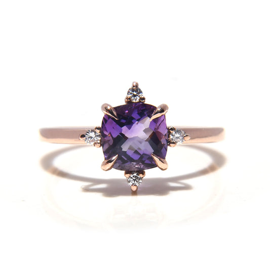 Anillo Roxy con Amatista Cushion de .92cts y Diamantes