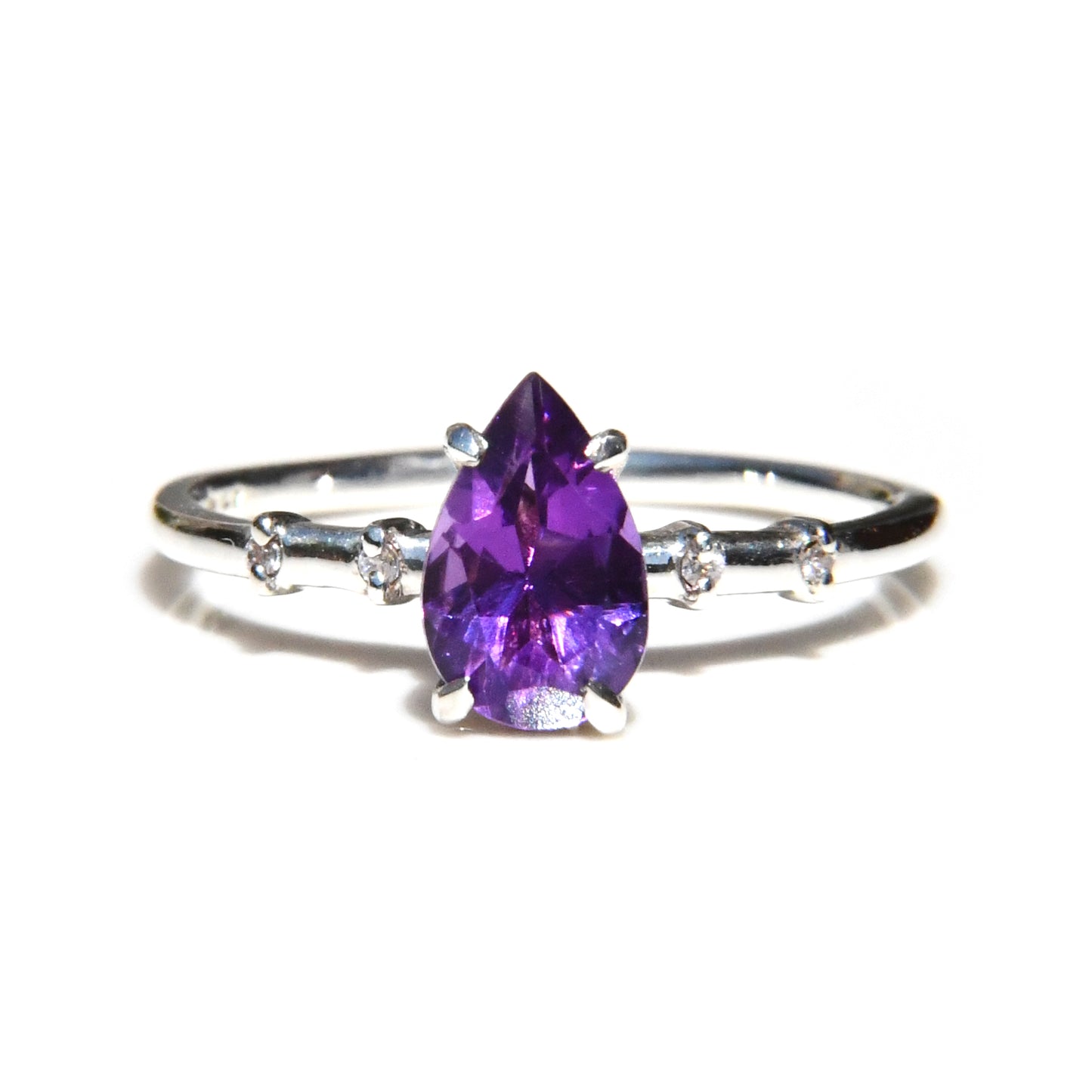 Anillo con Amatista pera y 4 Diamantes