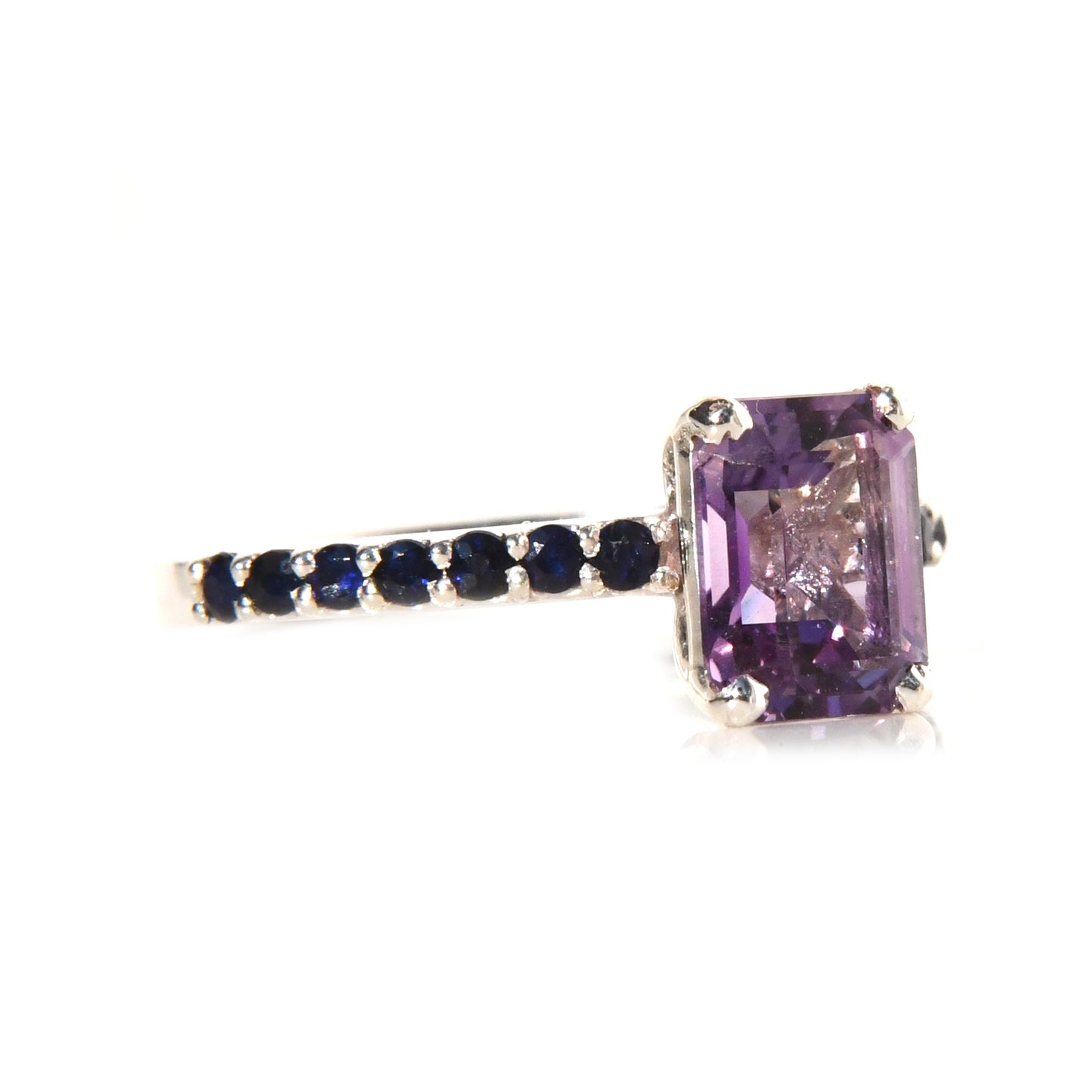Anillo de Compromiso con Amatista de 1.5Cts y Zafiros