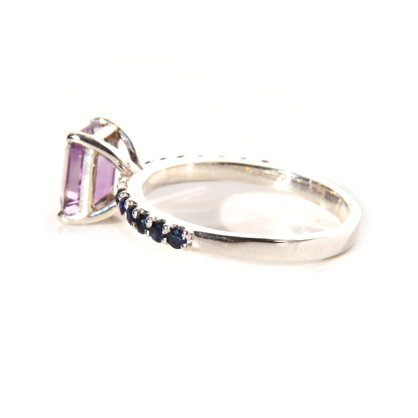 Anillo de Compromiso con Amatista de 1.5Cts y Zafiros