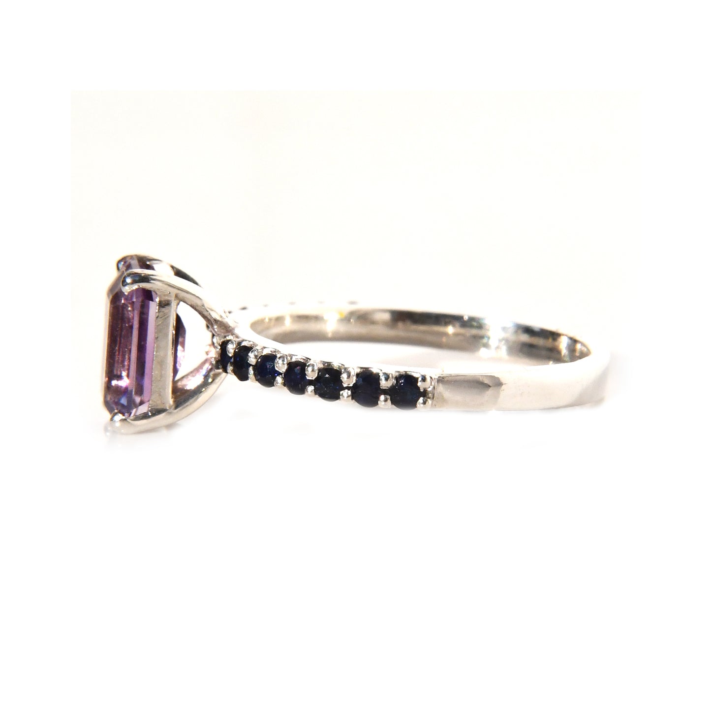 Anillo de Compromiso con Amatista de 1.5Cts y Zafiros