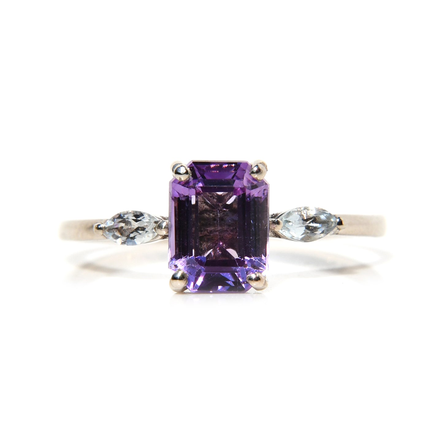 Anillo de Compromiso con Amatista y Topacios Azules