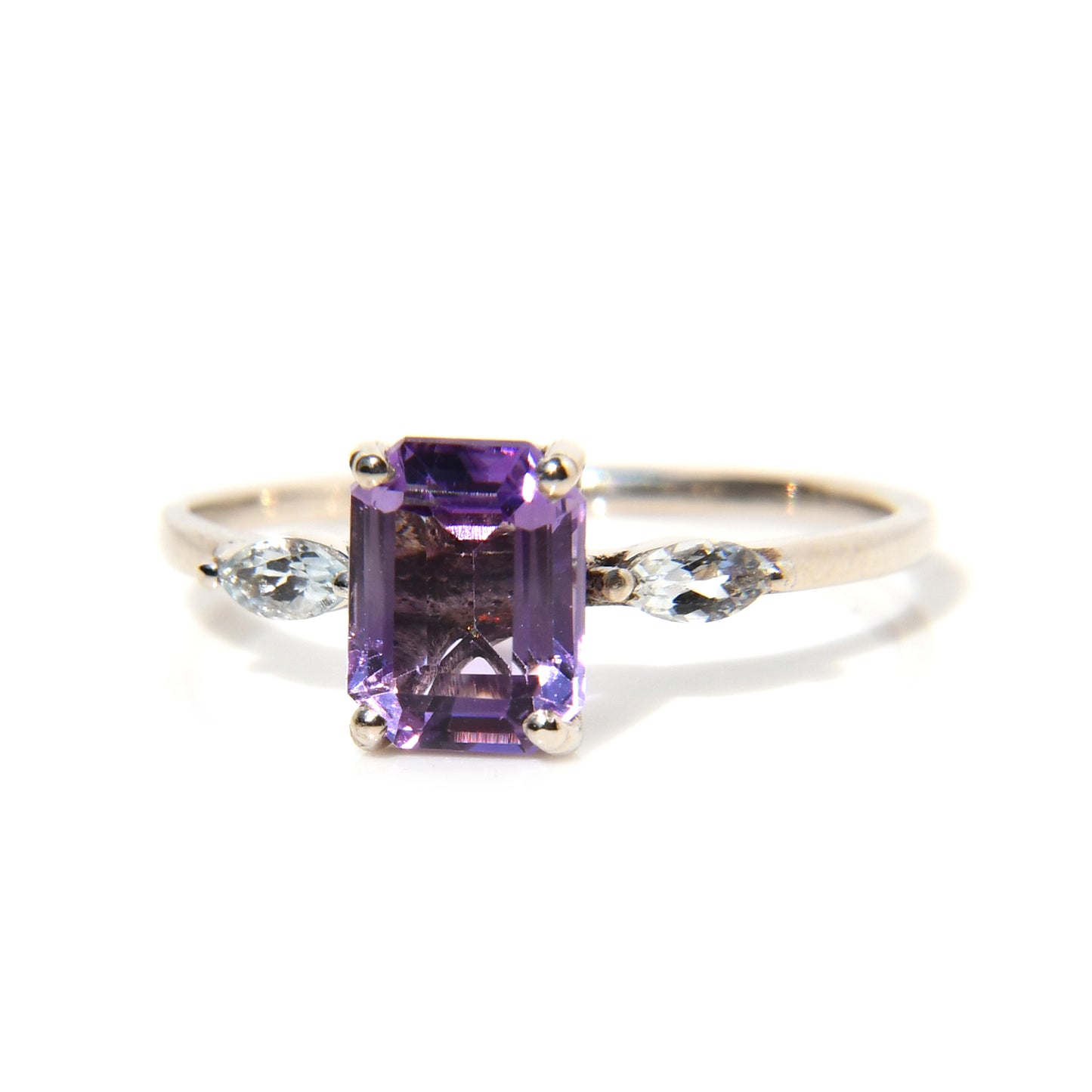 Anillo de Compromiso con Amatista y Topacios Azules