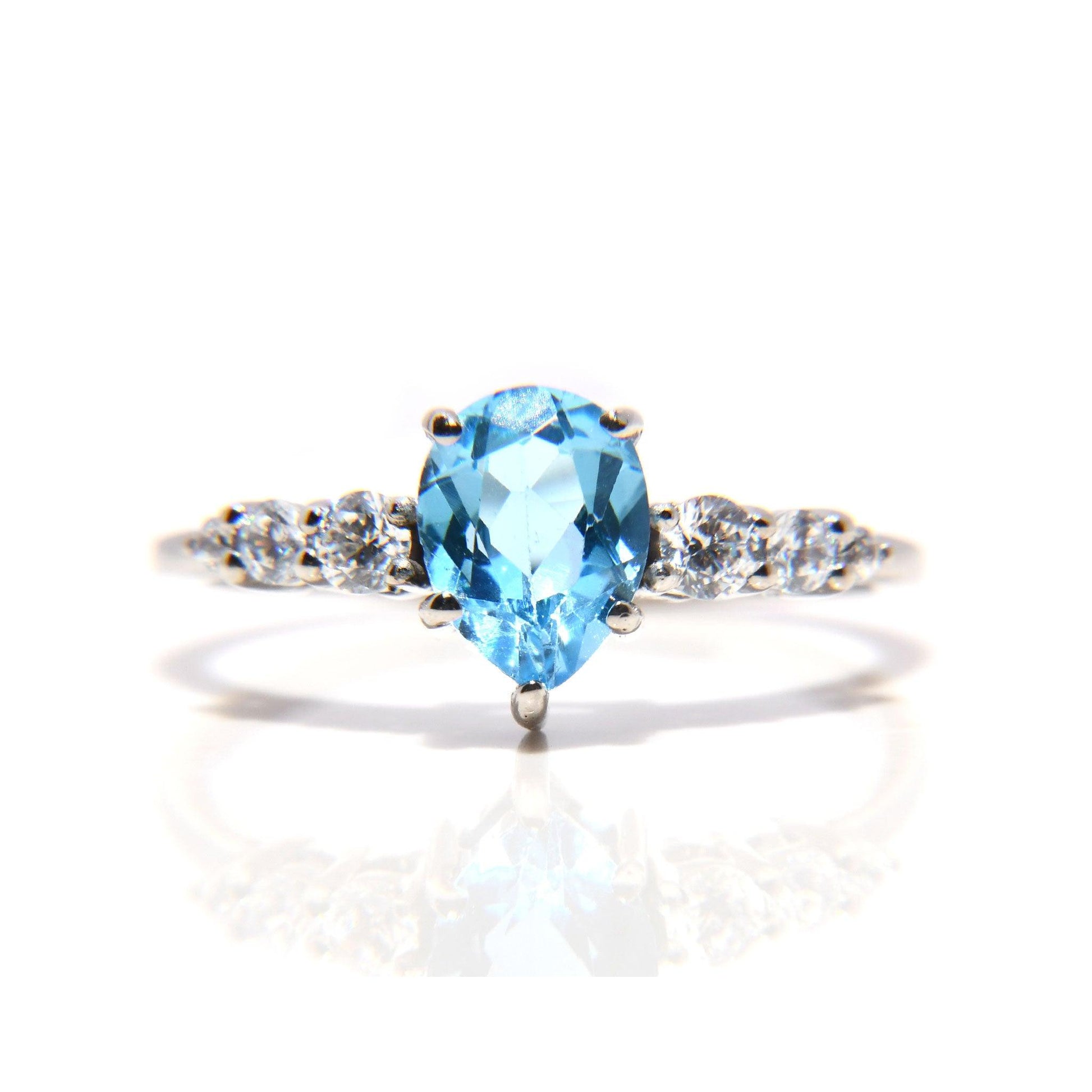 Anillo Alisa con Topacio Azul corte Pera - ALENNA JEWELS