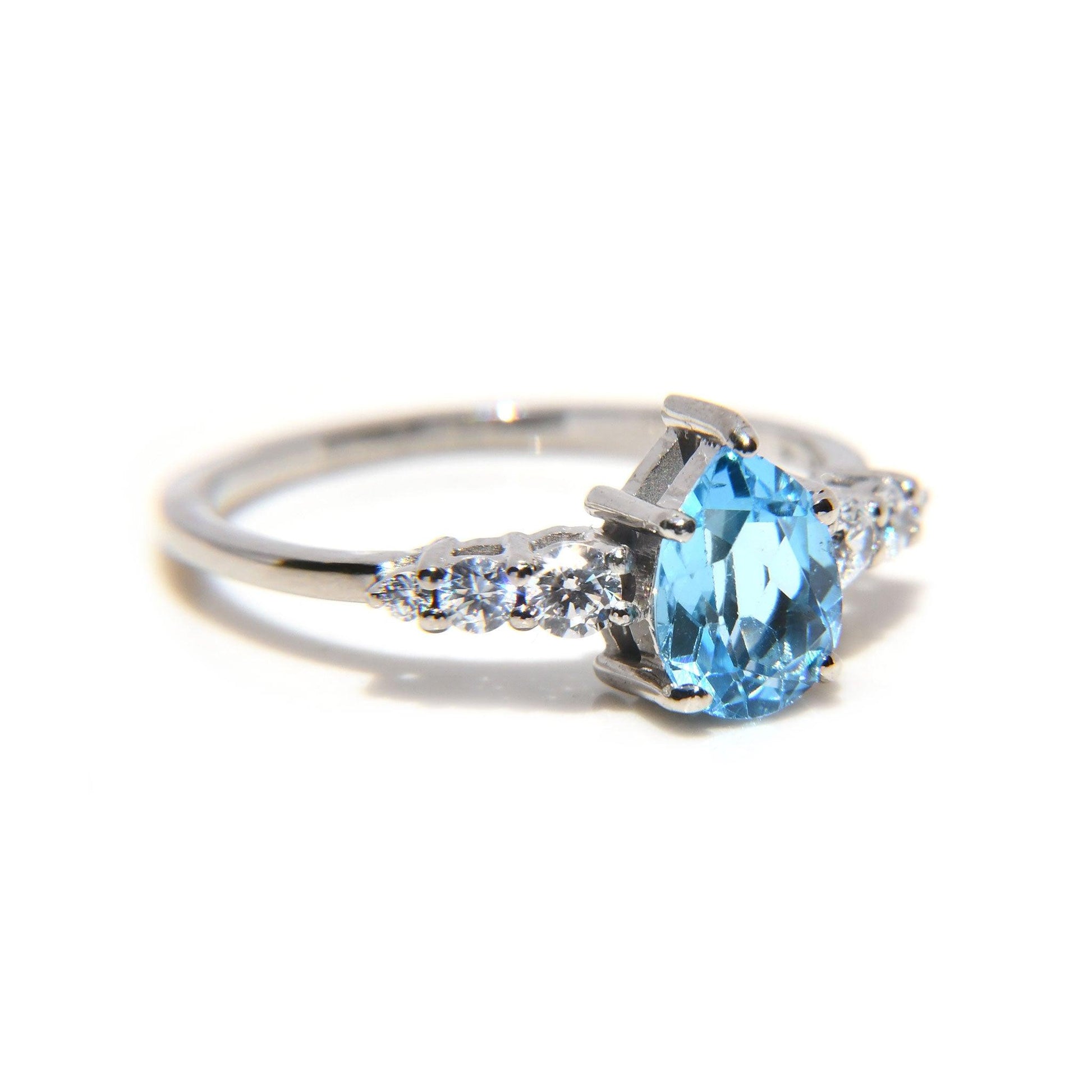 Anillo Alisa con Topacio Azul corte Pera - ALENNA JEWELS