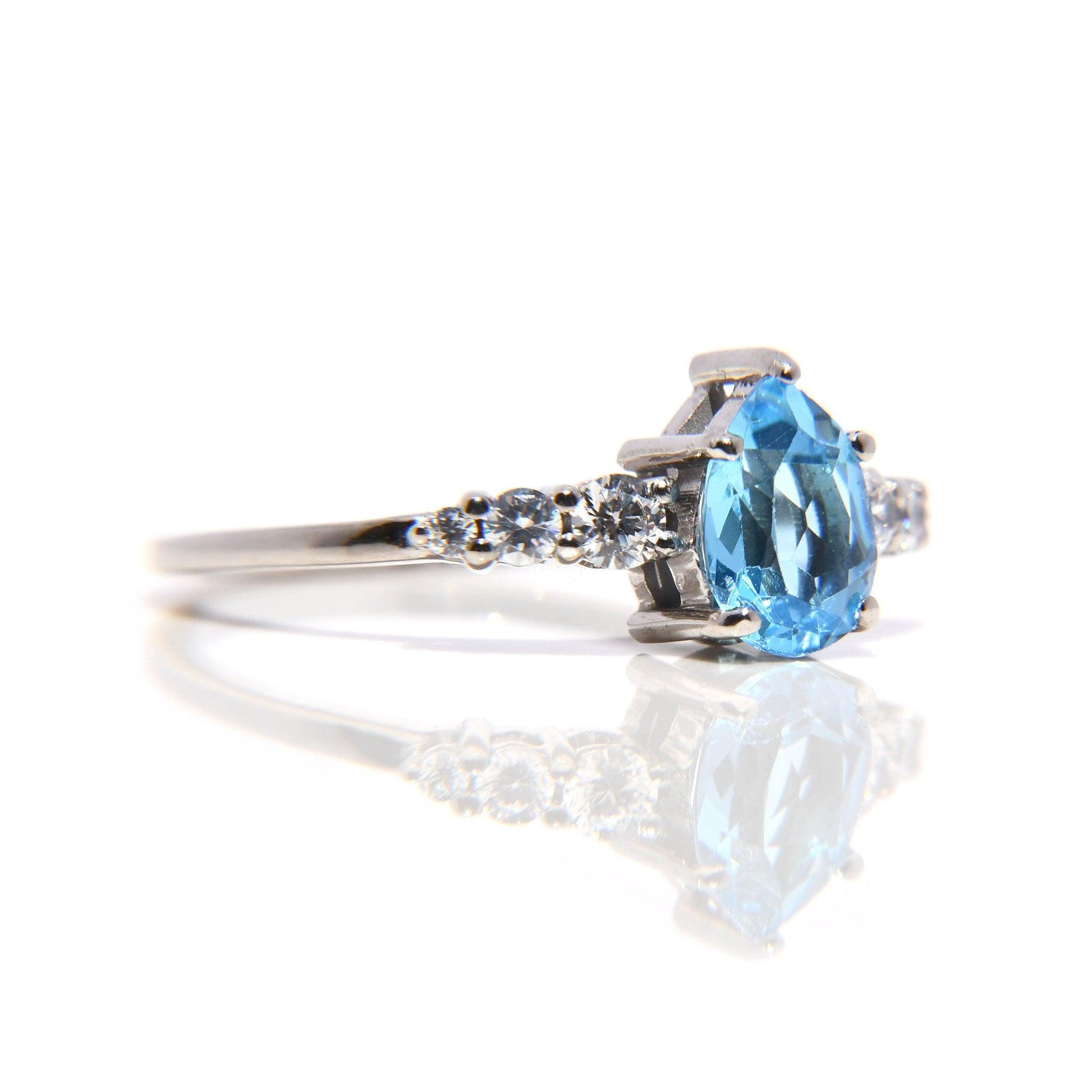Anillo Alisa con Topacio Azul corte Pera - ALENNA JEWELS