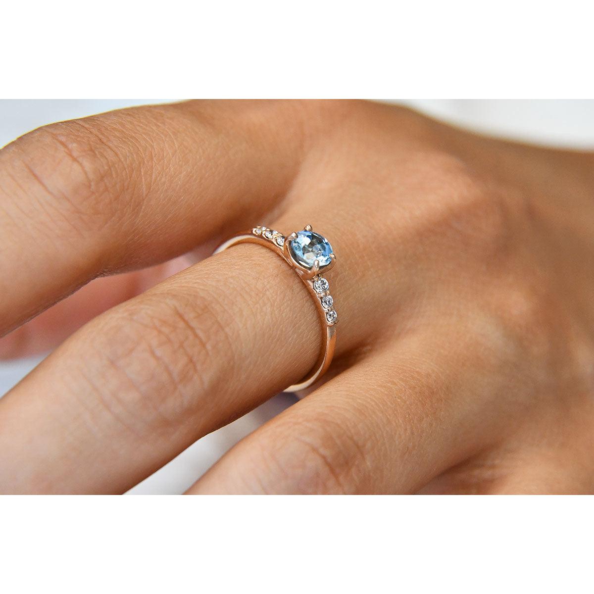 Anillo Alexa con Topacio Azul Circular y Diamantes - ALENNA JEWELS