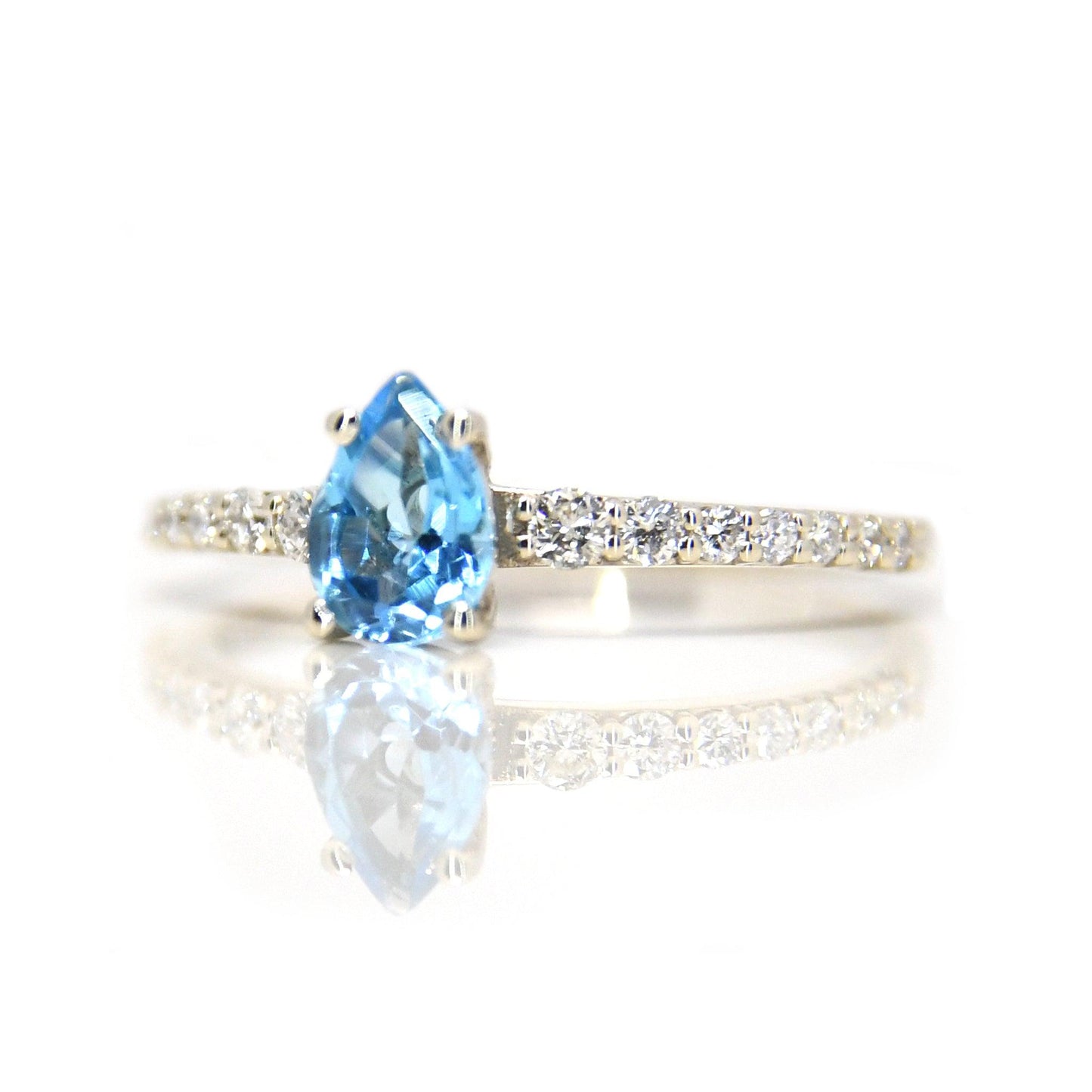Anillo Anya con Topacio Azul Corte Pera - ALENNA JEWELS