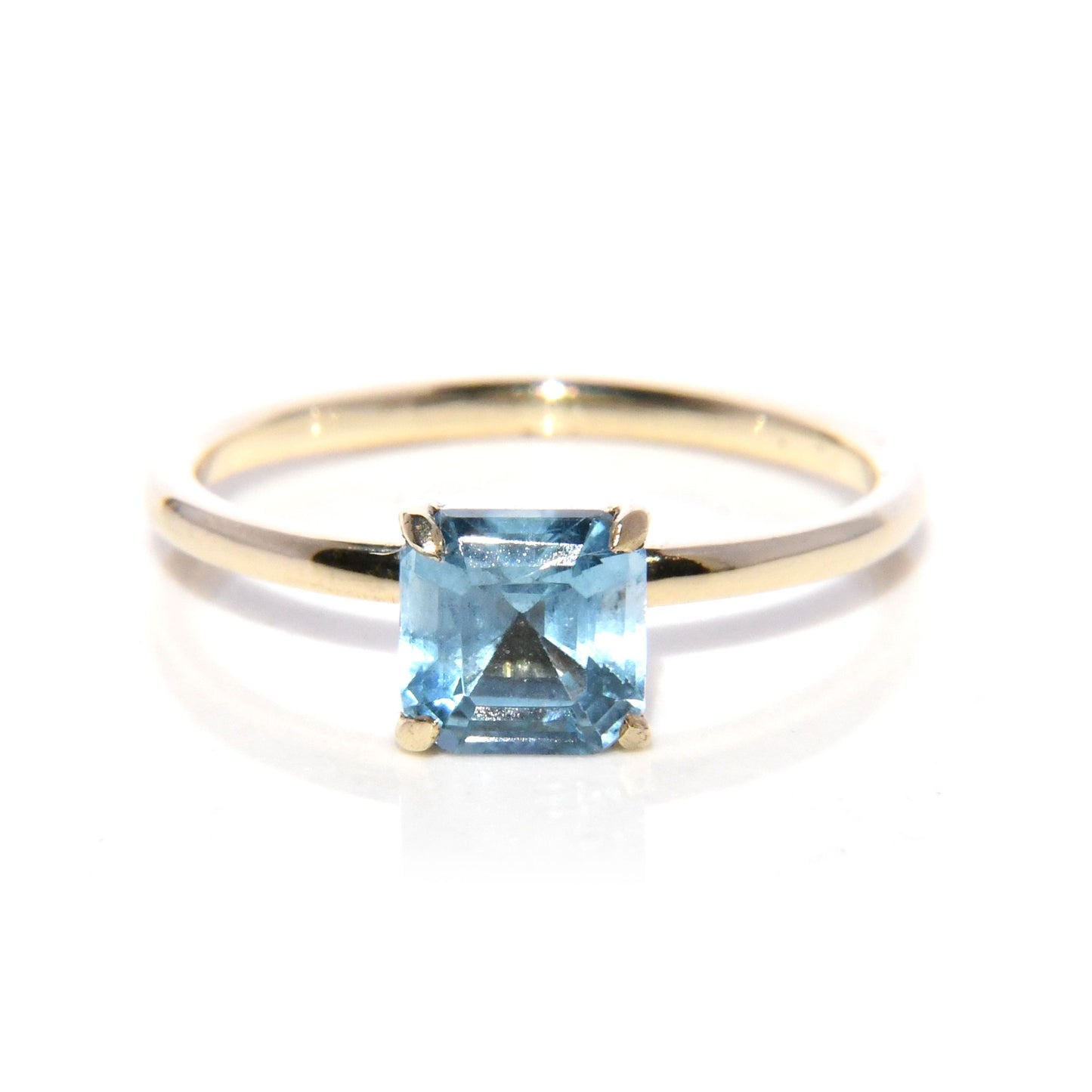 Anillo de Compromiso con Topacio Azul Cushion .80Cts