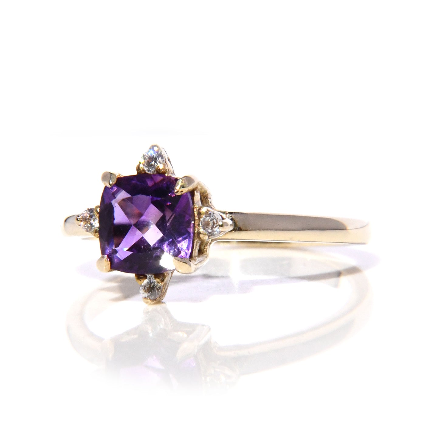Anillo con Amatista corte Cushion y Diamantes