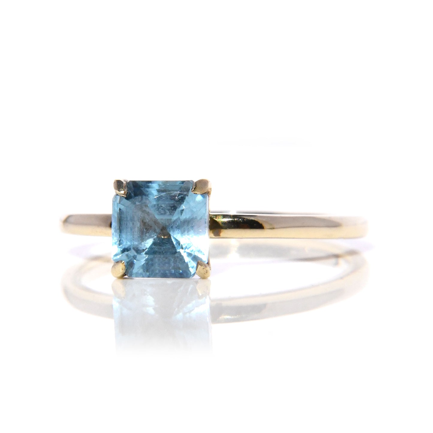 Anillo de Compromiso con Topacio Azul Cushion .80Cts