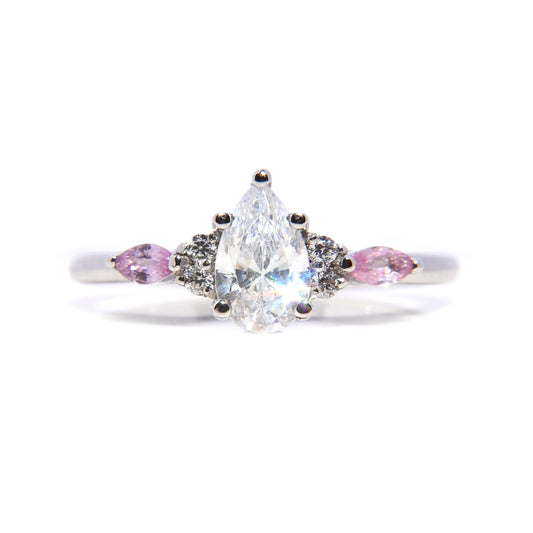 Anillo Dionne con Moissanita Pera .80 Cts