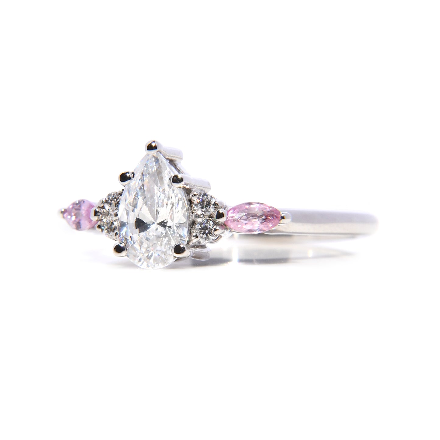 Anillo Dionne con Moissanita Pera .80 Cts