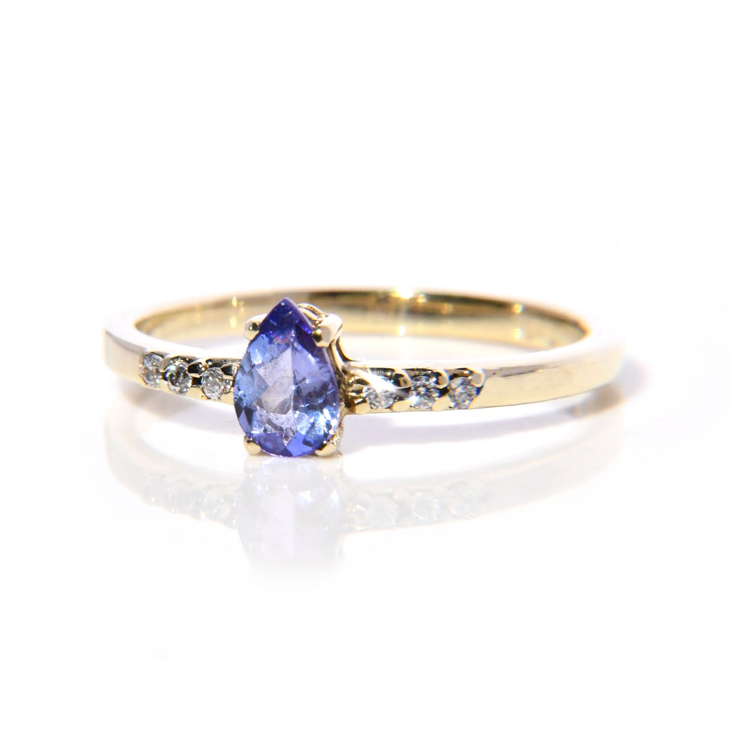 Anillo de Compromiso con Tanzanita corte Pera y Diamantes