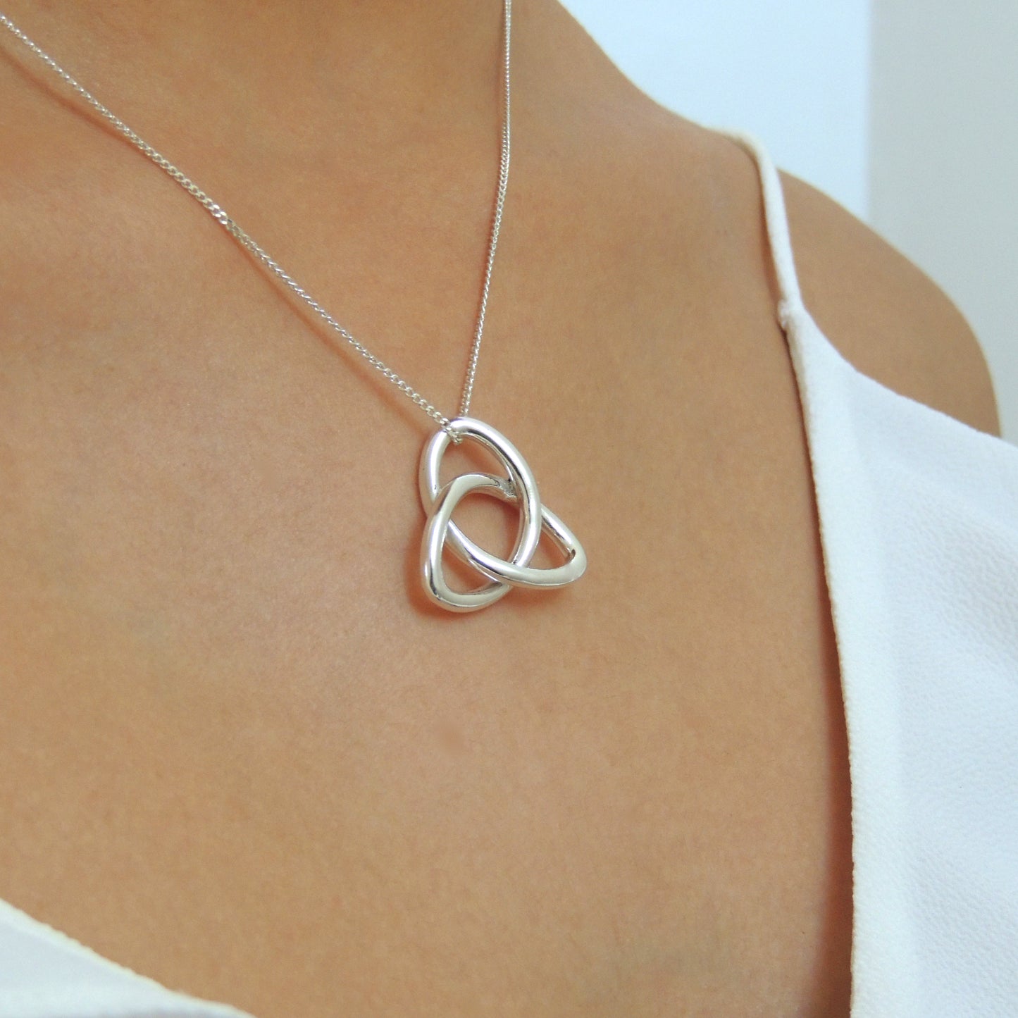 Dije Triquetra en Plata Fina