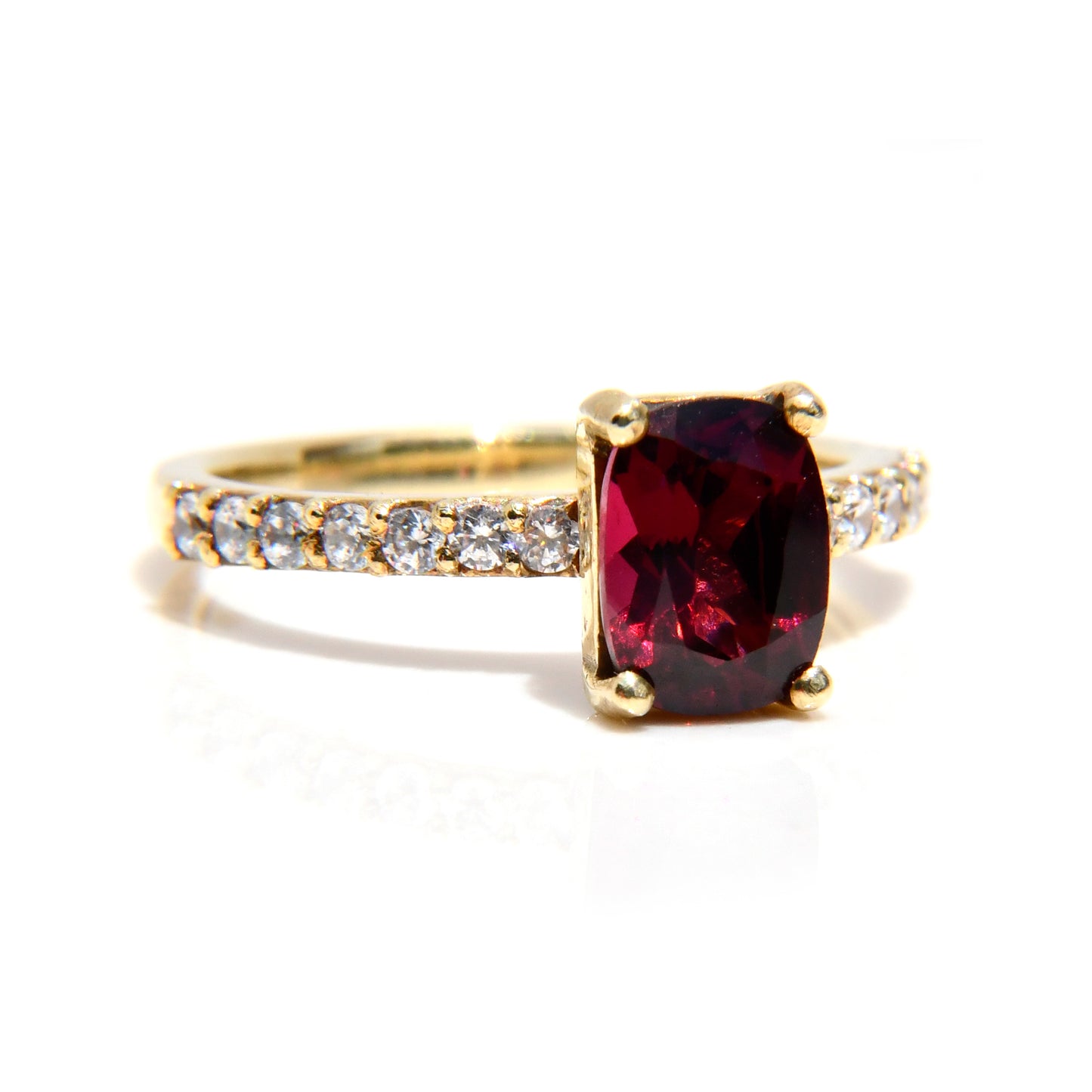 Anillo de Compromiso con Rodolita de 1.93Cts y 14 Diamantes