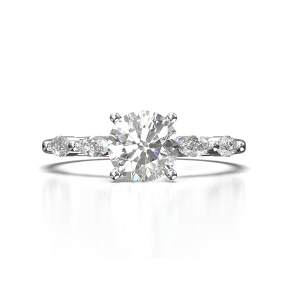 Anillo de Compromiso con Piedras Laterales y Diamantes Marquise
