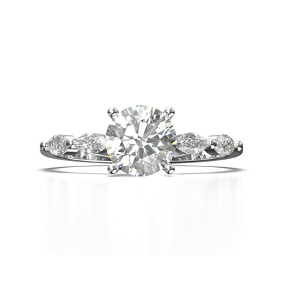 Anillo de Compromiso con Piedras Laterales y Diamantes Marquise