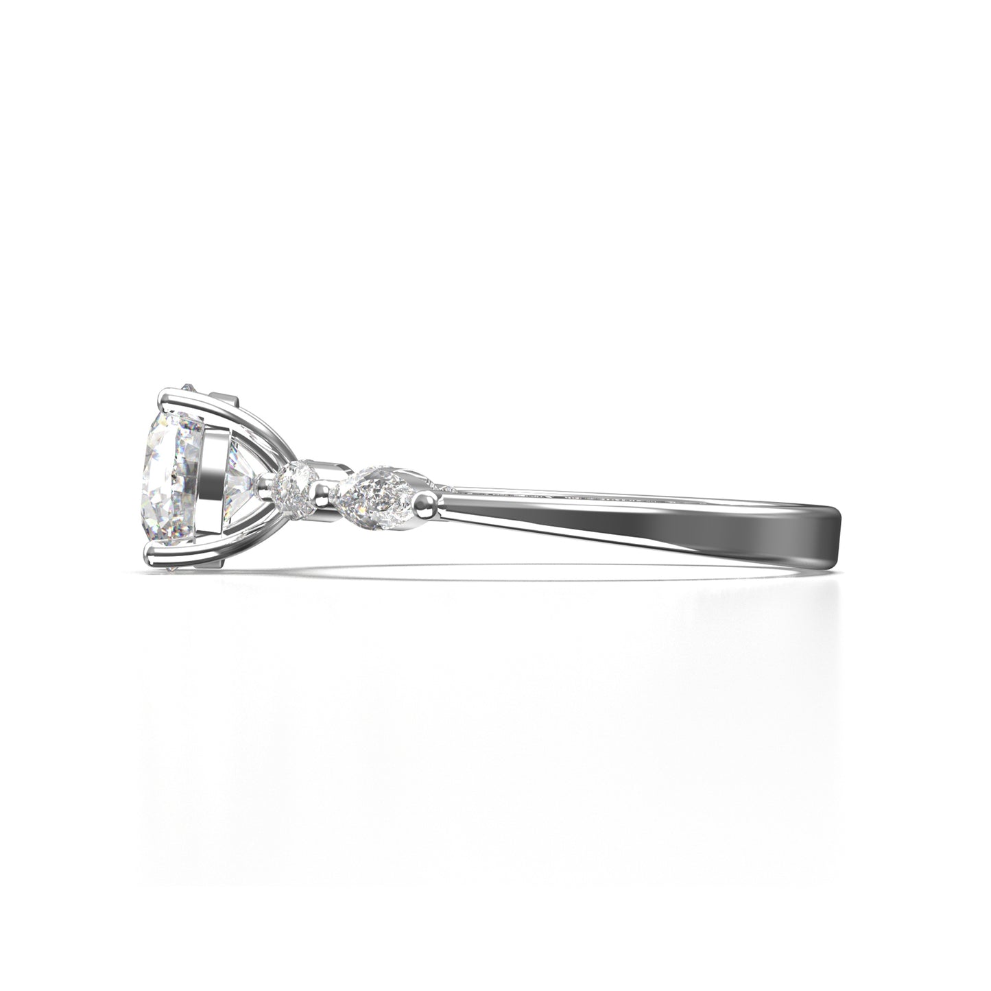 Anillo de Compromiso con Piedras Laterales y Diamantes Marquise