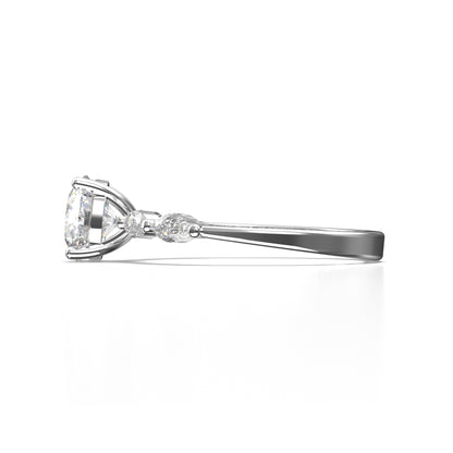 Anillo de Compromiso con Piedras Laterales y Diamantes Marquise