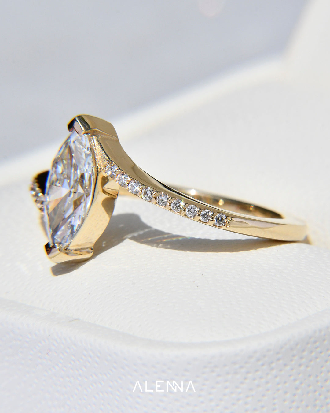 Anillo de Compromiso Kaori con Diamante Corte Marquise