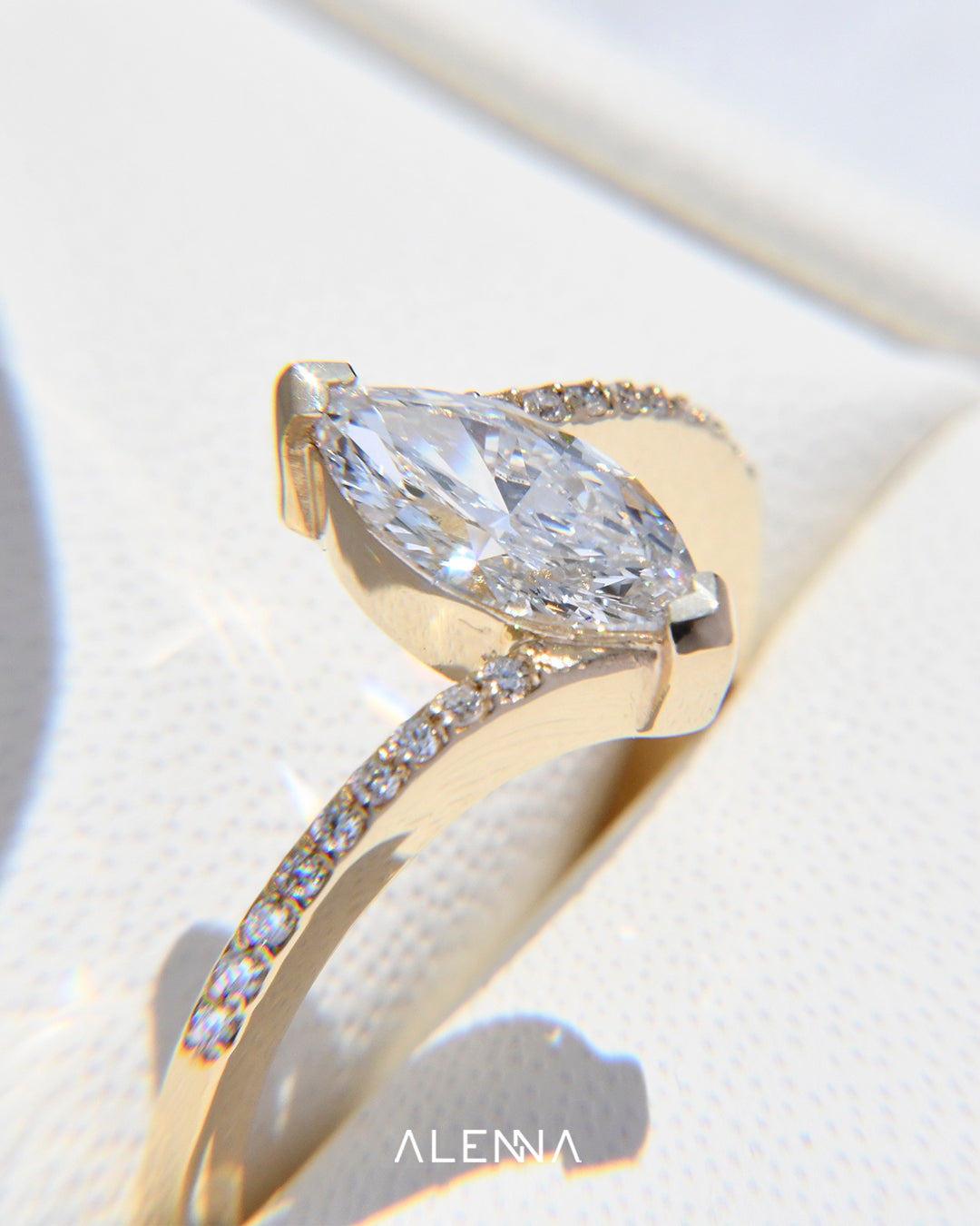 Anillo de Compromiso Kaori con Diamante Corte Marquise