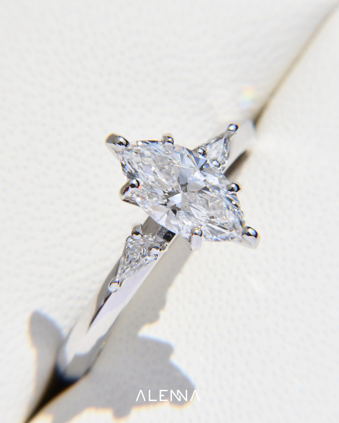 Anillo de Compromiso Nozomi con Diamante Corte Marquise